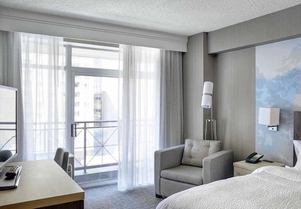 Courtyard By Marriott Toronto Downtown Hotel Екстериор снимка
