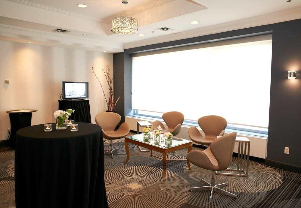 Courtyard By Marriott Toronto Downtown Hotel Екстериор снимка