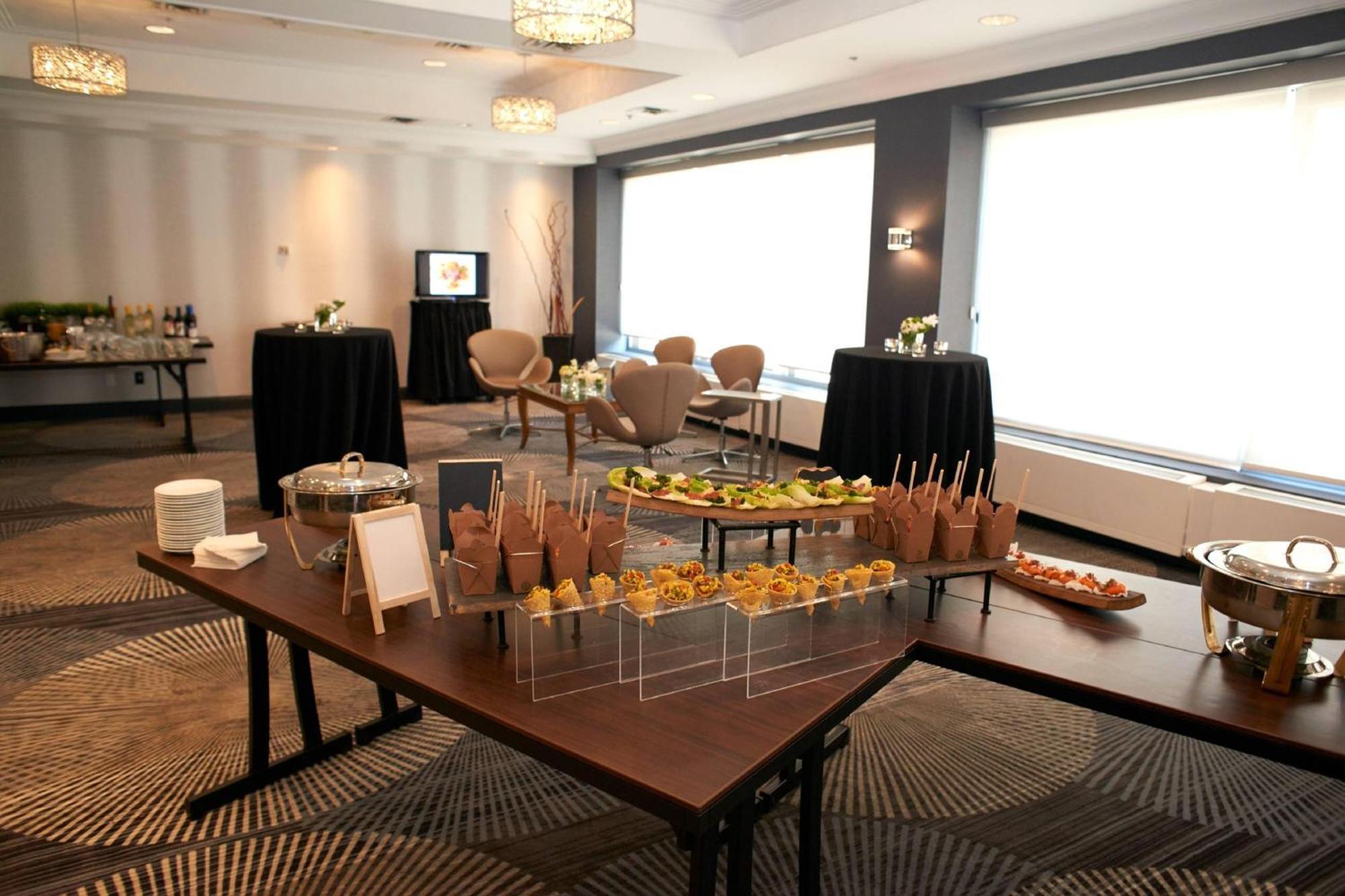 Courtyard By Marriott Toronto Downtown Hotel Екстериор снимка