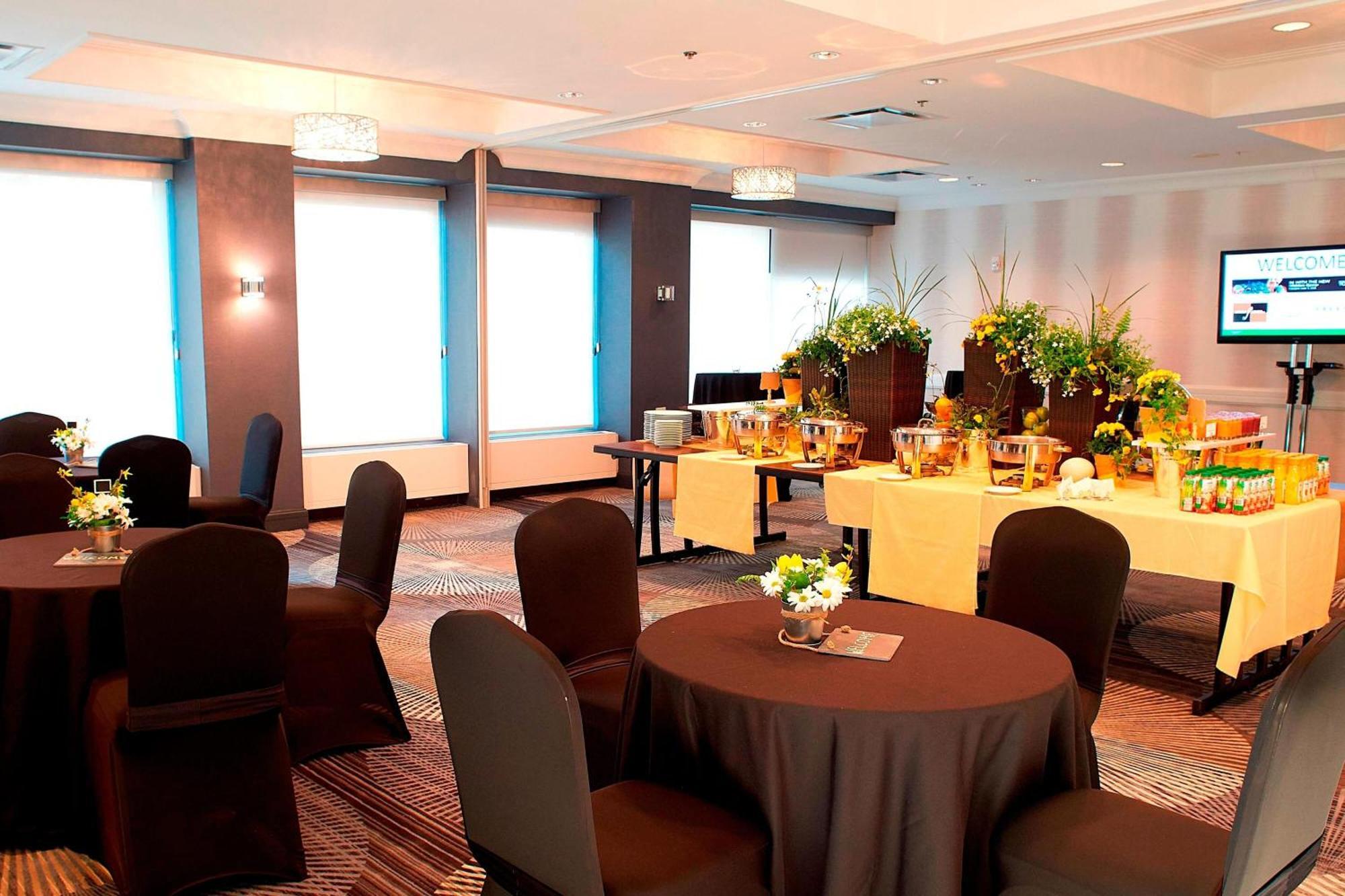 Courtyard By Marriott Toronto Downtown Hotel Екстериор снимка