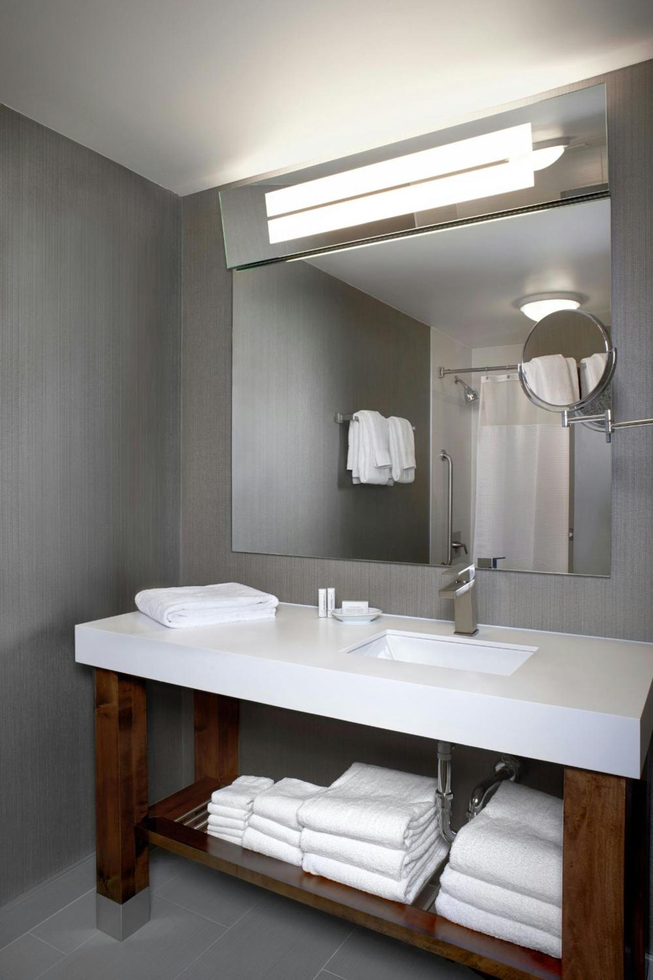 Courtyard By Marriott Toronto Downtown Hotel Екстериор снимка