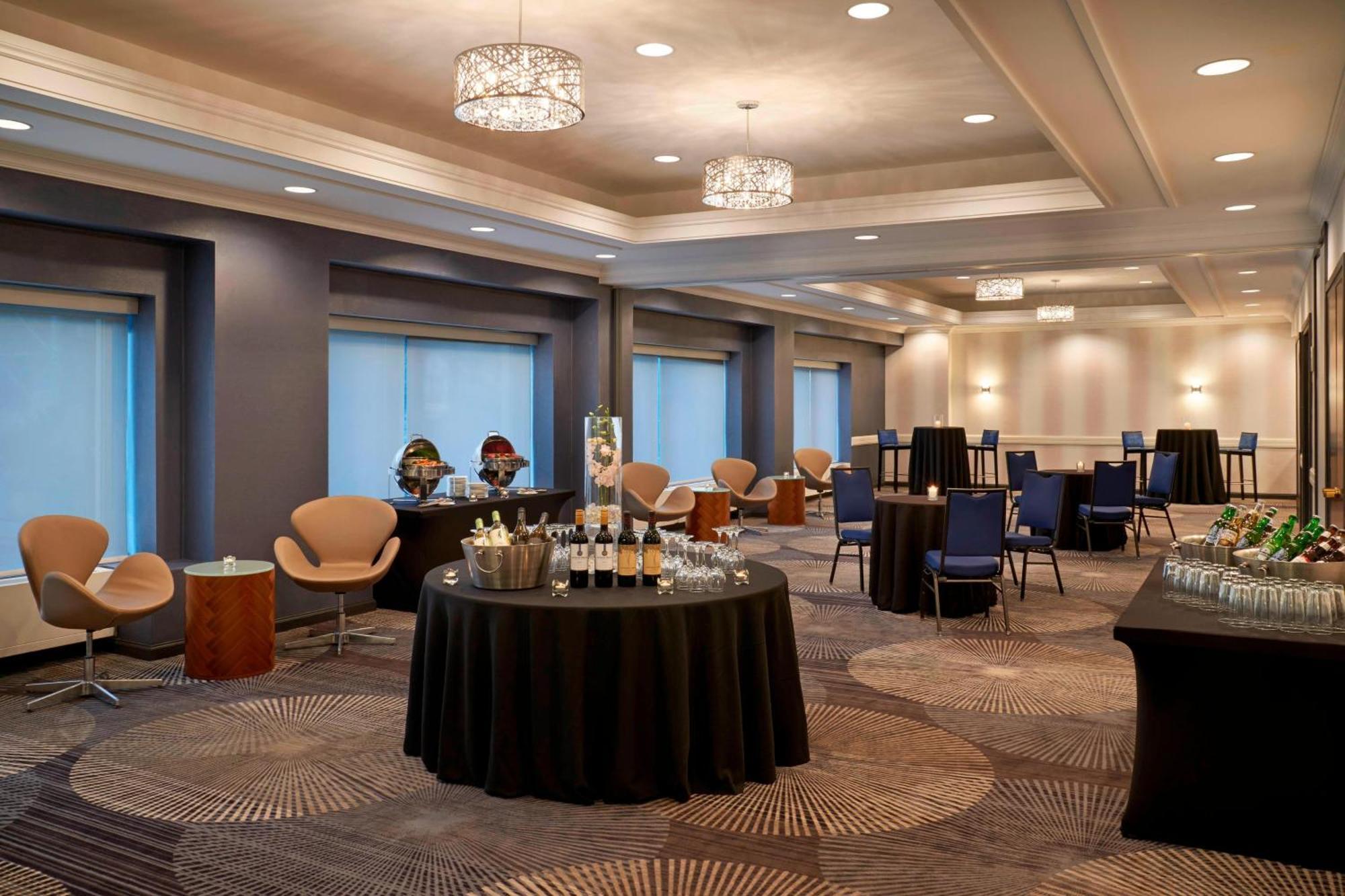 Courtyard By Marriott Toronto Downtown Hotel Екстериор снимка