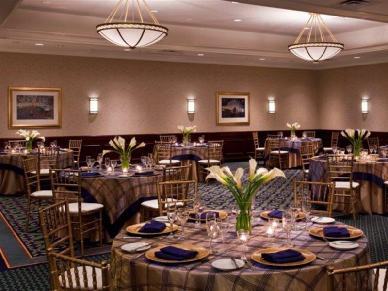 Courtyard By Marriott Toronto Downtown Hotel Екстериор снимка